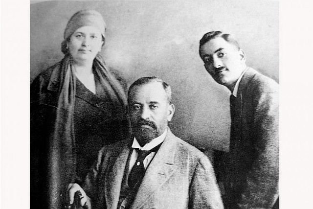 Musa Alami with his parents, Zuleikha and Faidi, in Jerusalem, 1918