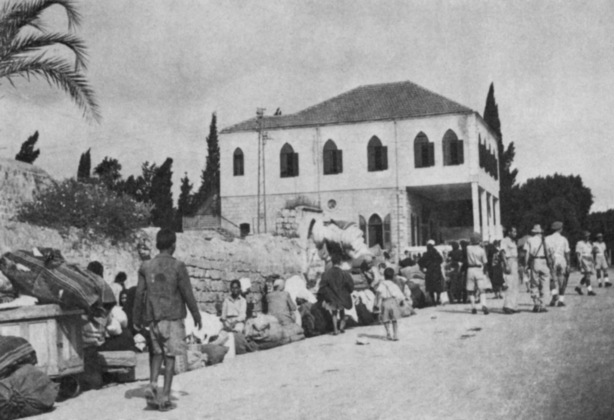 Palestinian Arab refugees leave Ramle Palestinian Arab refugees leave Ramle